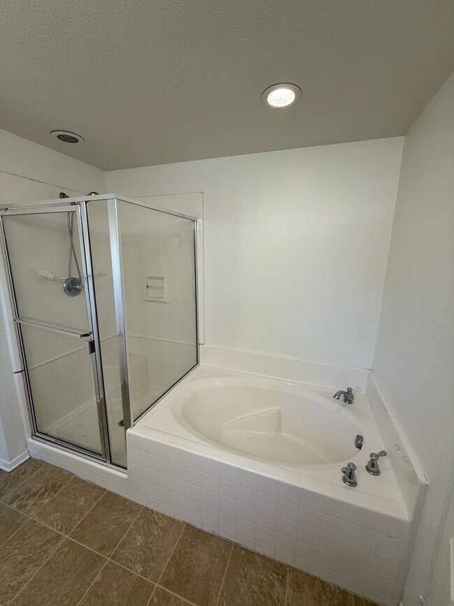 Building Photo - Beautiful 4 Bedroom, 2 1/2 Bathroom Townho...