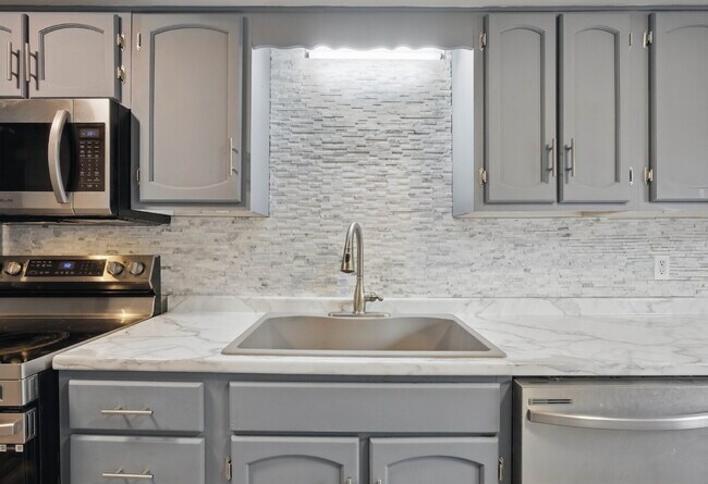 Building Photo - Beautiful 2 Bedroom 1.5 Bathroom Duplex