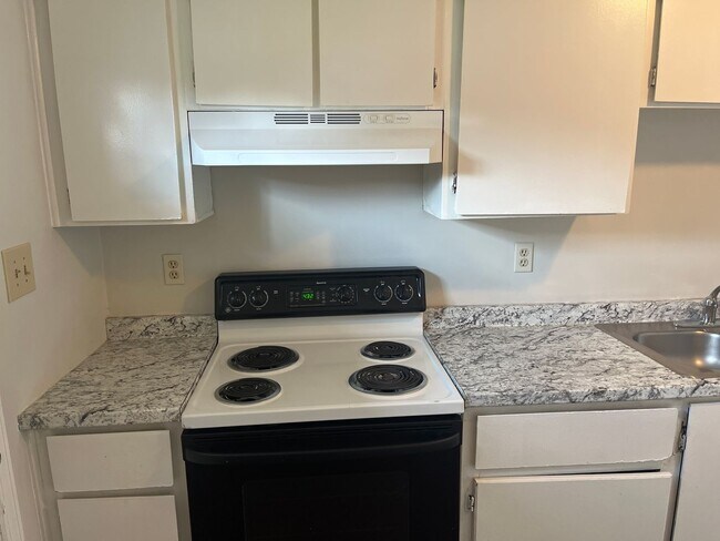 Building Photo - 2 Bed, 1 Bath Apartment