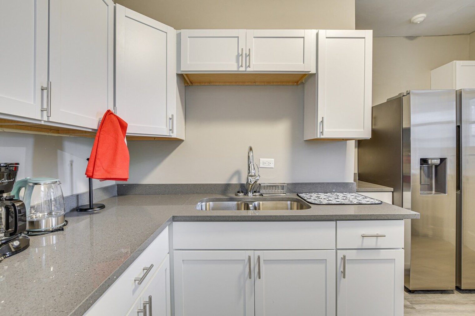 Building Photo - 6435 N Leavitt St