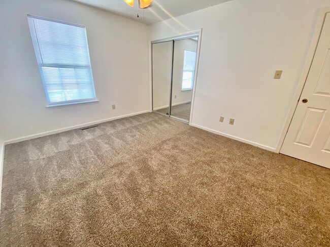 Building Photo - Updated Chimney Hill Condo Available 03-25...