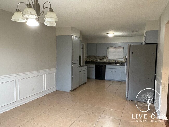 Building Photo - MOVE-IN SPECIAL: $500 OFF 1st MONTH'S RENT!**