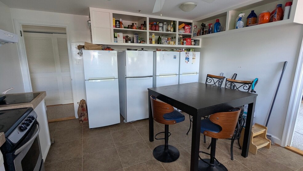 Shared kitchen with separate fridges - 900 N Ivy St
