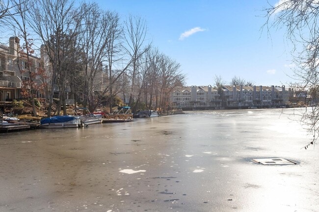 Building Photo - Updated 1800+ sq/ft 3 bdrm 2.5 bath end unit townhome