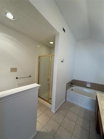 Building Photo - 5210 Manhassett Dr