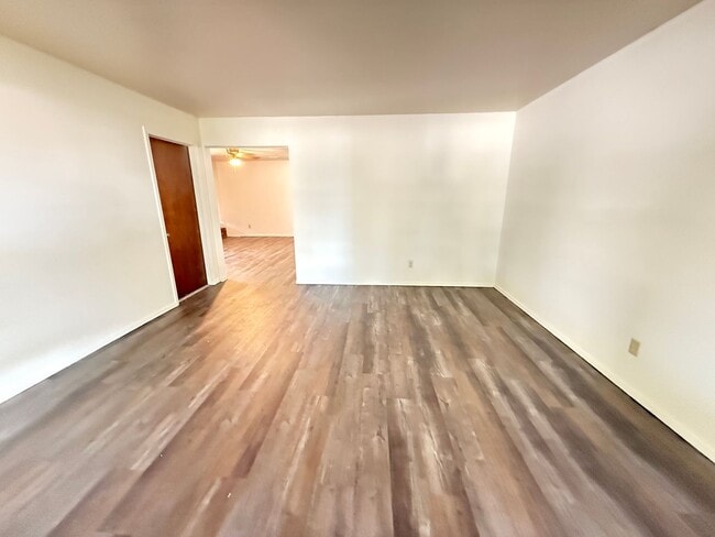 Building Photo - Three bedroom duplex with vinyl flooring. ...