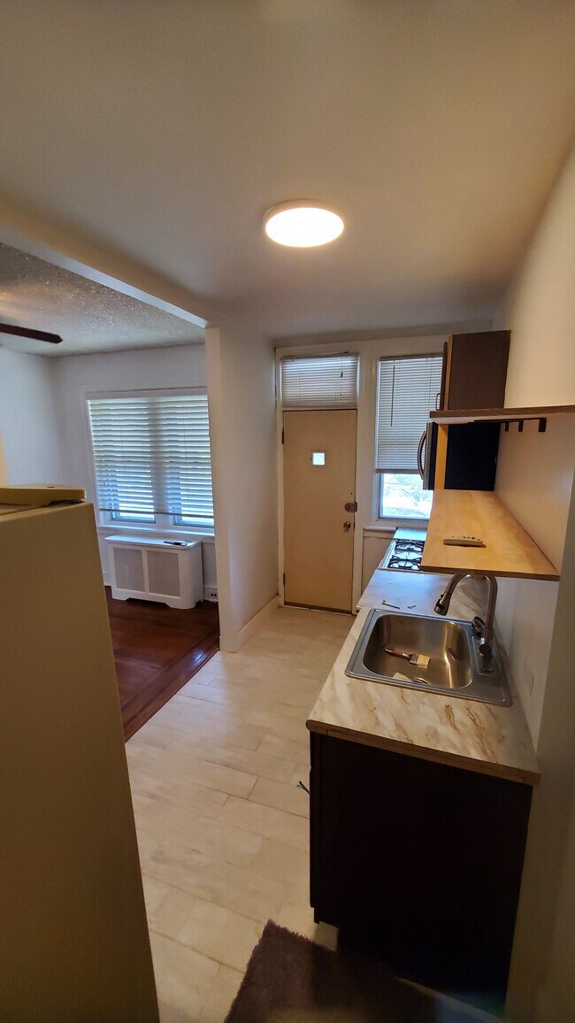 Building Photo - 1926 W Airdrie St