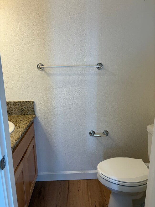 Building Photo - Great West Petaluma 2/1.5 Home - 422B Upham Street