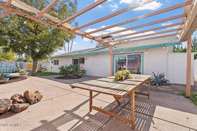 Building Photo - 8524 E Edgemont Ave