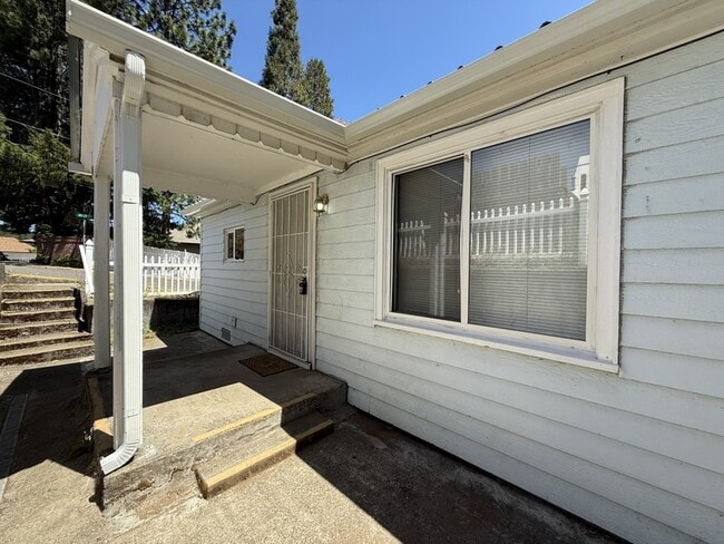 Building Photo - 203 NW Pine St