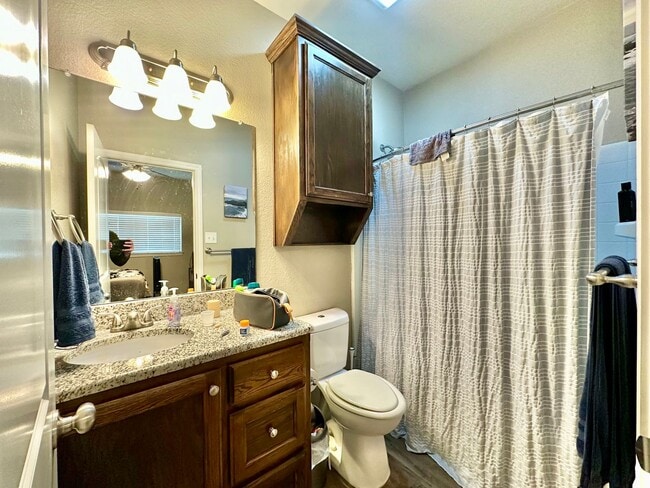 Building Photo - Spacious 4-Bed, 4.5-Bath Home with Fenced Yard in the Baylor Bubble!