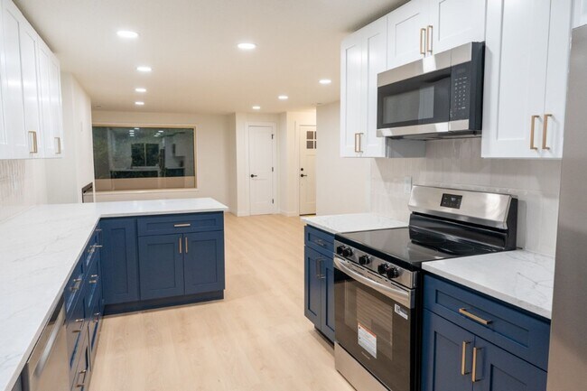 Building Photo - 4015 SW Thistle St