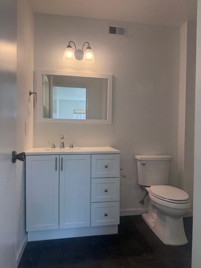 Building Photo - 1820 Marigold Ln