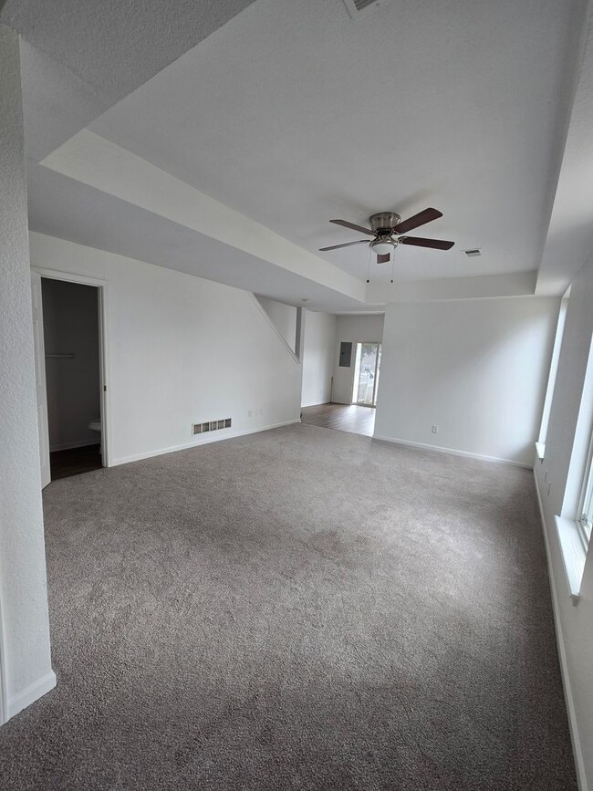 Building Photo - 3 bedroom duplex