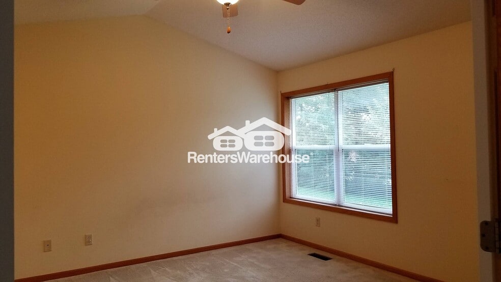 Building Photo - 64 Crown Pointe Curve