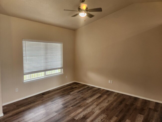 Building Photo - Remodeled 3 bedroom