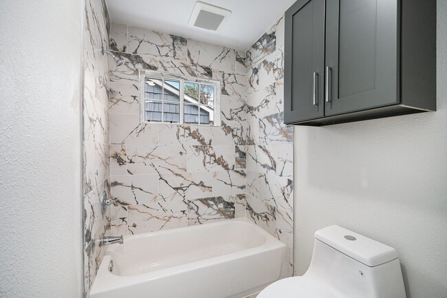 Building Photo - 10818 Hillcroft Ave