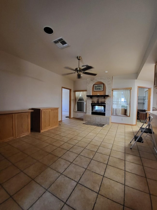 Building Photo - FOR LEASE!! Country Living