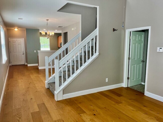 Building Photo - Spacious Move In Ready Townhome on Johns I...