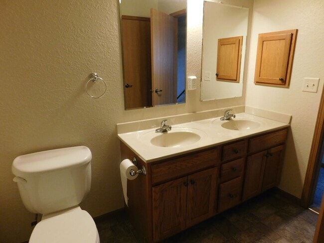 Building Photo - Charming 3 Bed, 2 Bath Townhome with Single-Car Garage