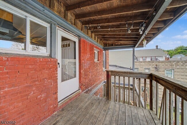 Building Photo - 309 Main St