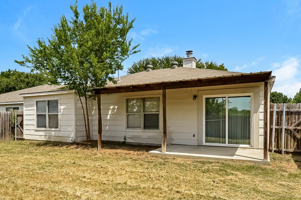 Building Photo - 1009 Springcreek Dr