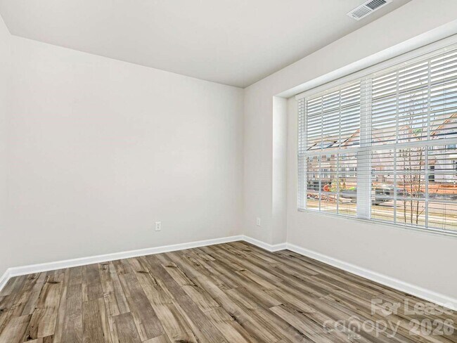 Building Photo - 15741 Country House St