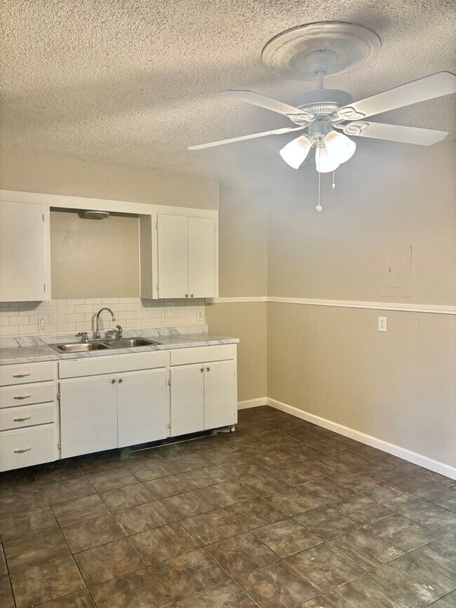 Building Photo - COMING SOON!! 3 Bedroom 2 Bathroom Home!!!