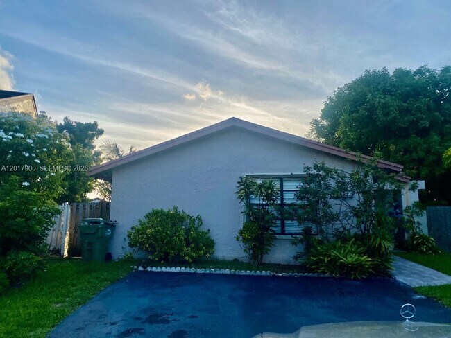 Building Photo - 11447 SW 33rd Ln