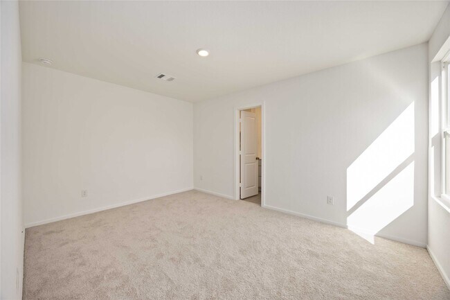 Building Photo - 905 Pertuso Ln