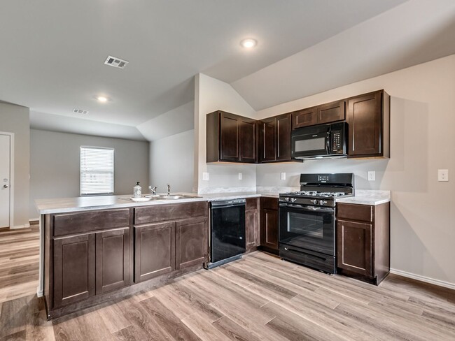 Building Photo - Home Close to Surrey Hills + 3 bedrooms