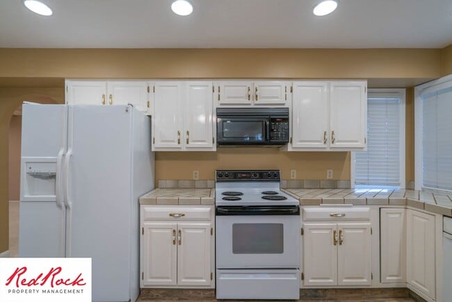 Building Photo - Spacious 5 Bedroom Home in A Quiet Communi...