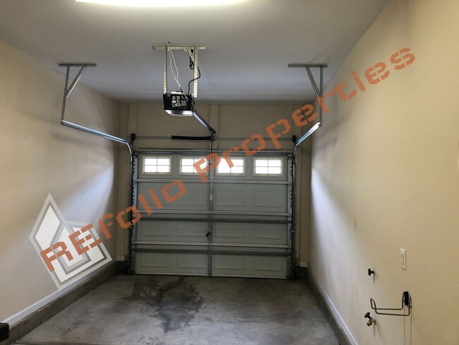 Building Photo - Great Location! 3 Bedroom 2.5 Bathroom 1 C...