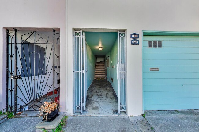 Building Photo - Top-Floor 2BD/1BA Near Ocean Beach & Golden Gate Park
