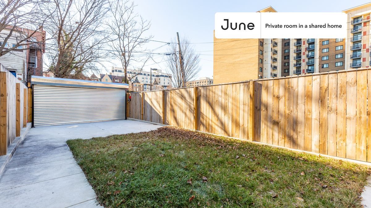 Building Photo - Room in Shared 2 bed/2.5 bath home in Columbia Heights