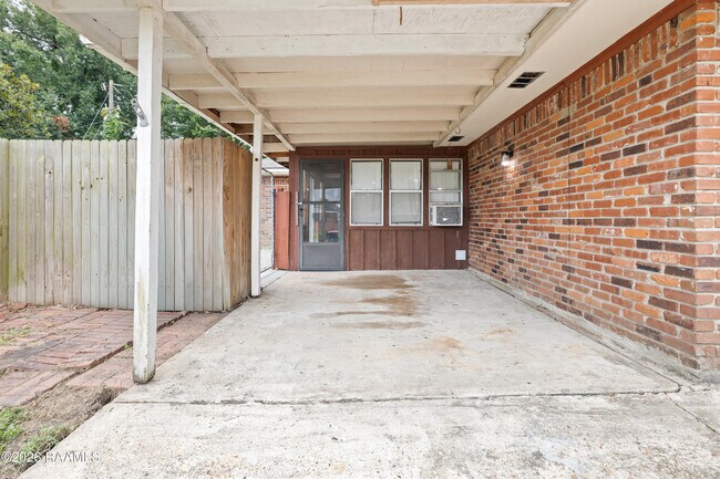 Building Photo - 119 Gordon Crockett Dr