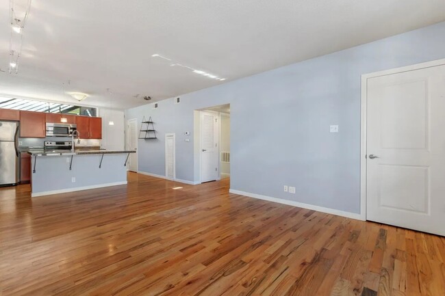 Building Photo - Lovely condo in the heart of Mayfair!