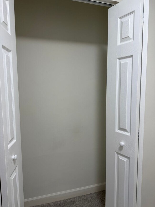 Building Photo - 3 LEVEL TOWNHOUSE WITH 3BEDROOMS AND 2 FULL BATHS