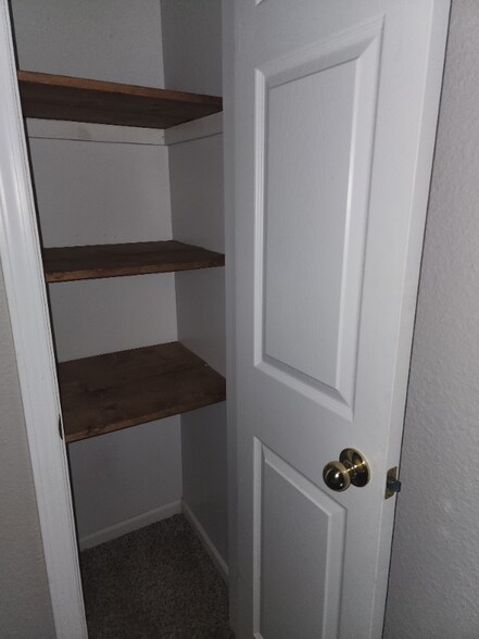Building Photo - 2BED/1.5-2B15 BATH
