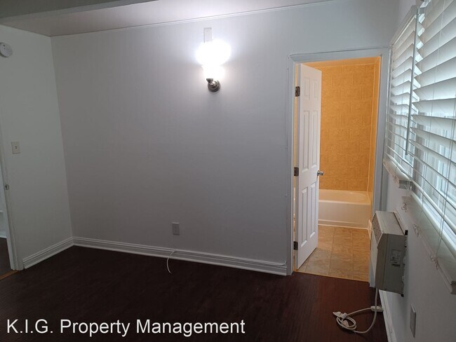 Building Photo - 1 br, 1 bath Apartment - 11903 - 11913 Van...