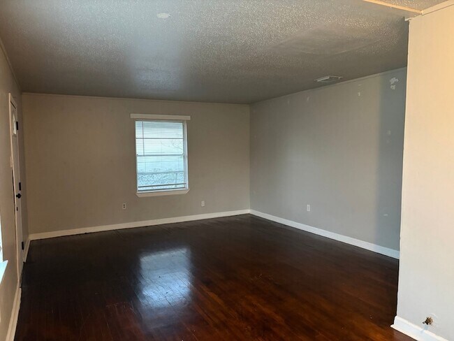 Building Photo - 5818 Glenhurst Dr