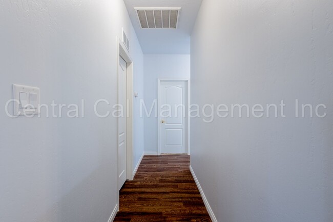 Building Photo - 3 Bedroom/2 Bath Home in Desired Southwest...