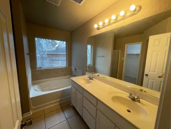 Building Photo - Beautiful One Story Home on a cul-de-sac near Lackland AFB