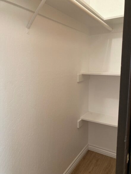 Building Photo - 292 Rossmore Dr