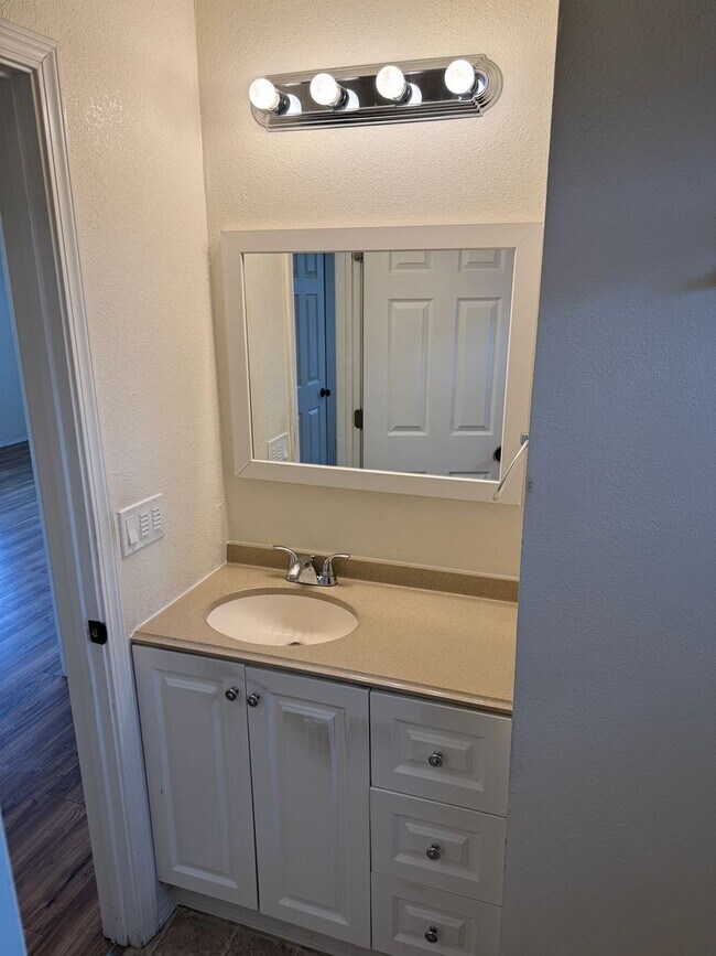 Building Photo - Updated 2 bedroom 1 bathroom house in Springfield!