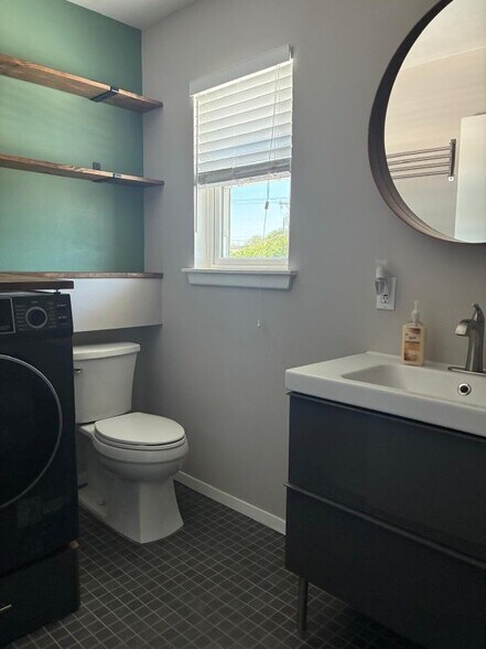 Building Photo - 105 W Silver Sands Dr