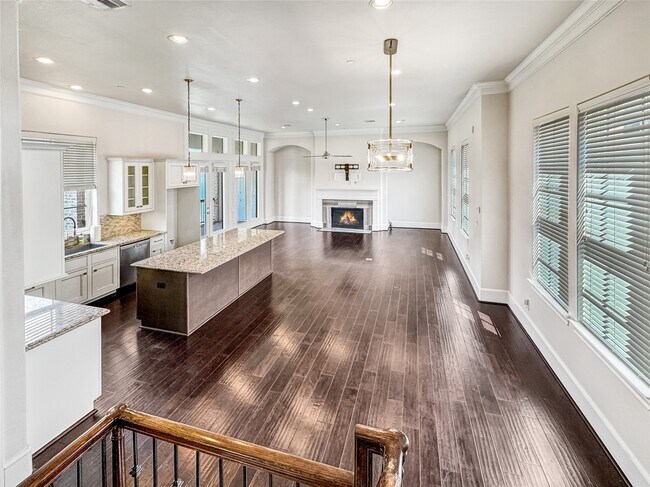 Building Photo - 2003 Covent Garden Station