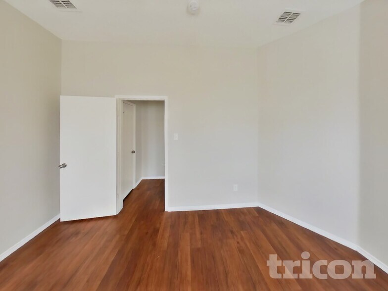 Building Photo - 1009 Ridge Top Dr