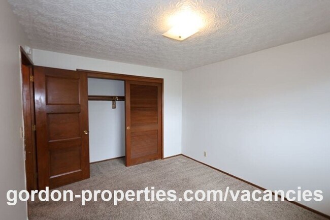 Building Photo - SE Cedar Ave - Single level 2 bedroom unit in duplex