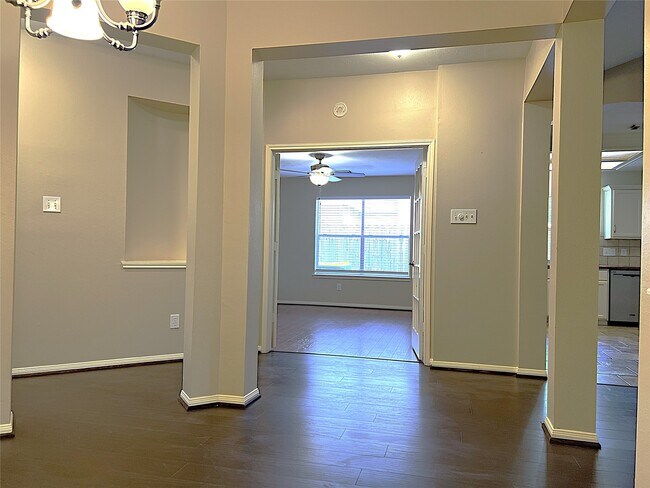 Building Photo - 4910 Linden Pl